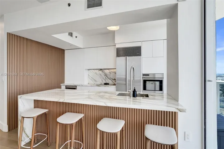 BRIGHT AND FULLY UPGRADED KITCHEN WITH MARBLE COUNTERTOP!