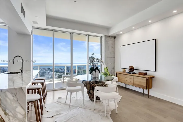 BRIGHT AND SPACIOUS LUXURY LIVING WITH A VIEW!