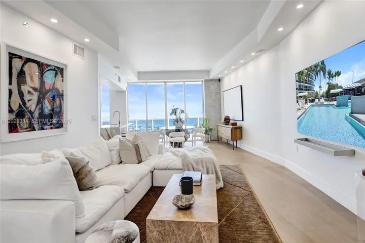BRIGHT AND SPACIOUS LUXURY LIVING WITH A VIEW!