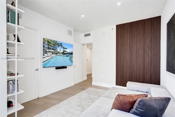 BRIGHT AND SPACIOUS BEDROOM!