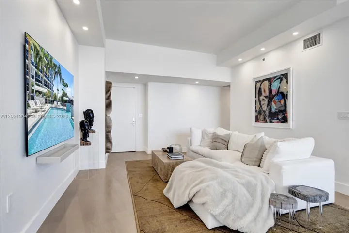 BRIGHT AND SPACIOUS LUXURY LIVING WITH EXTRA COMFORT!
