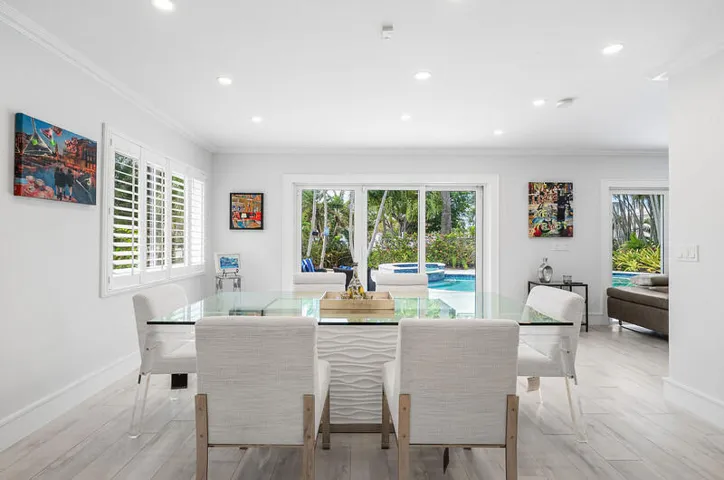 Dining with a view of the pool