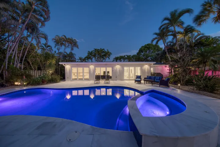 Enjoy your pool in the evening