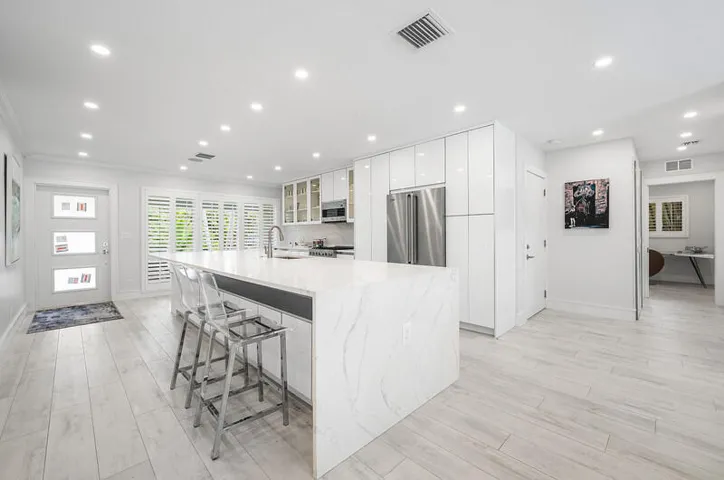 Modern well-appointed kitchen with Viking appliances