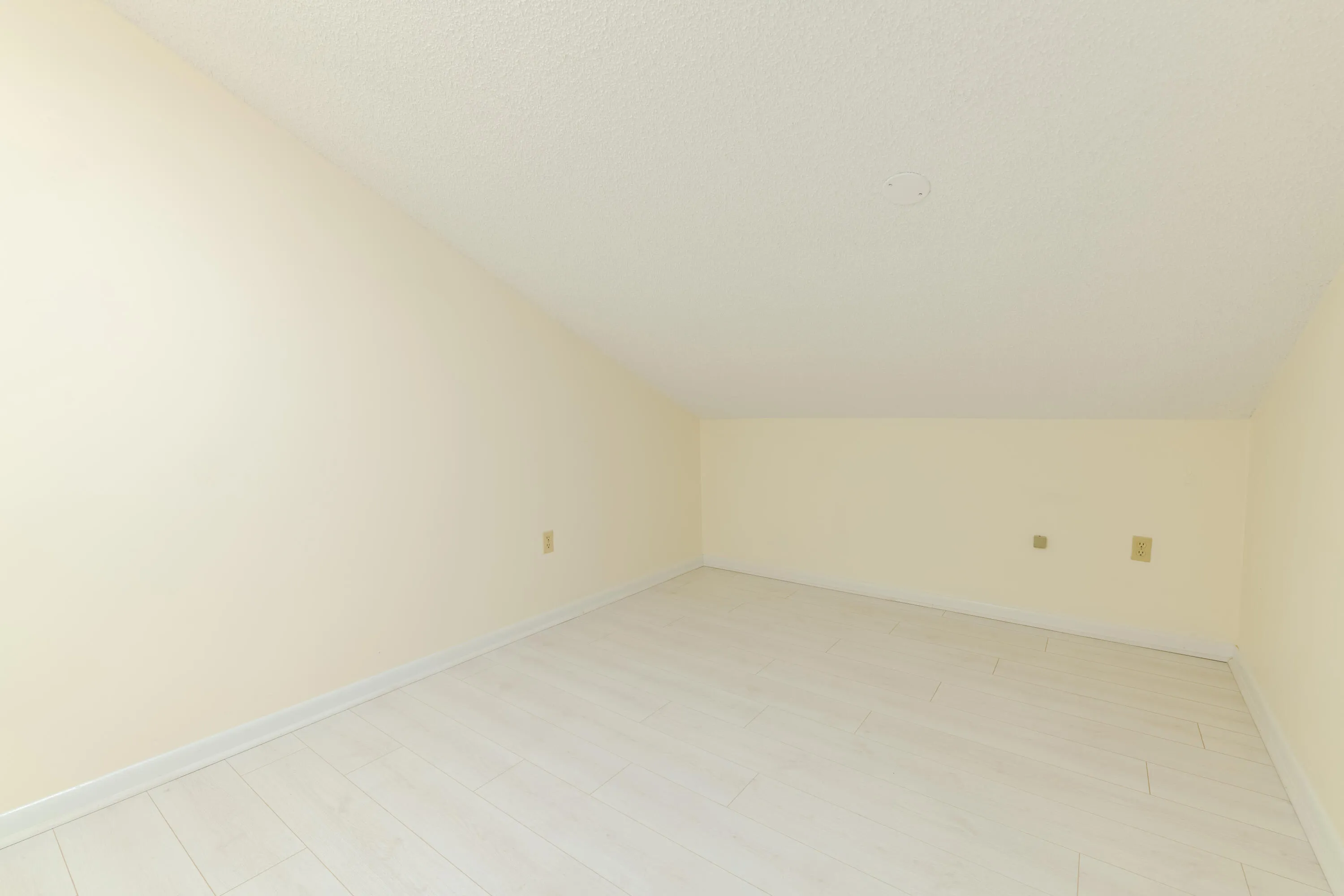 55 Upstairs - Bed 1