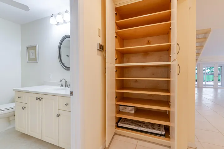 53 Bath 1 - Hall