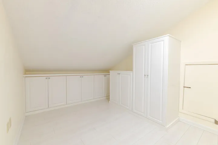 59 Upstairs - Storage 4
