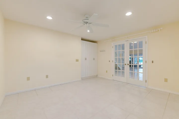 49 Den Office
