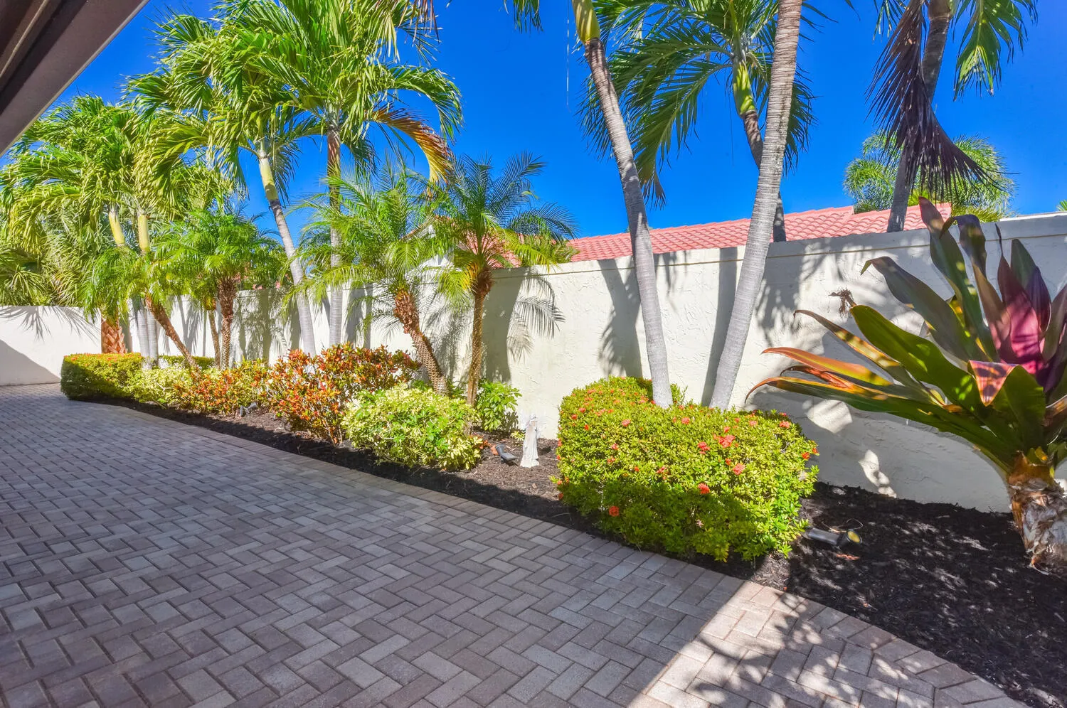 1469 Va Privada Jupiter FL-large-036-030