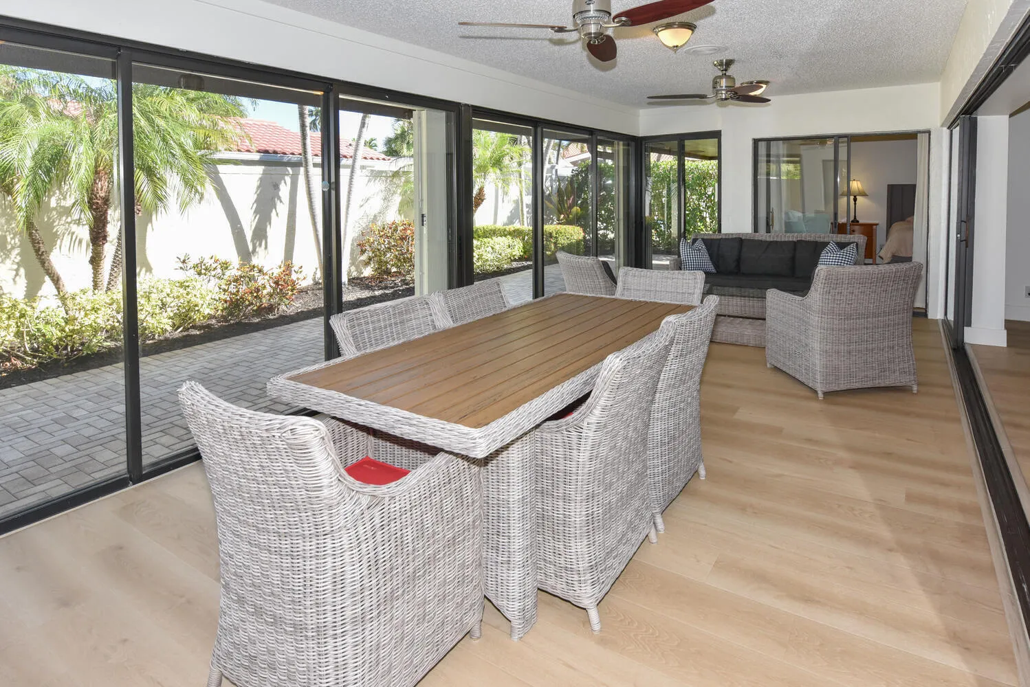 1469 Va Privada Jupiter FL-large-015-040