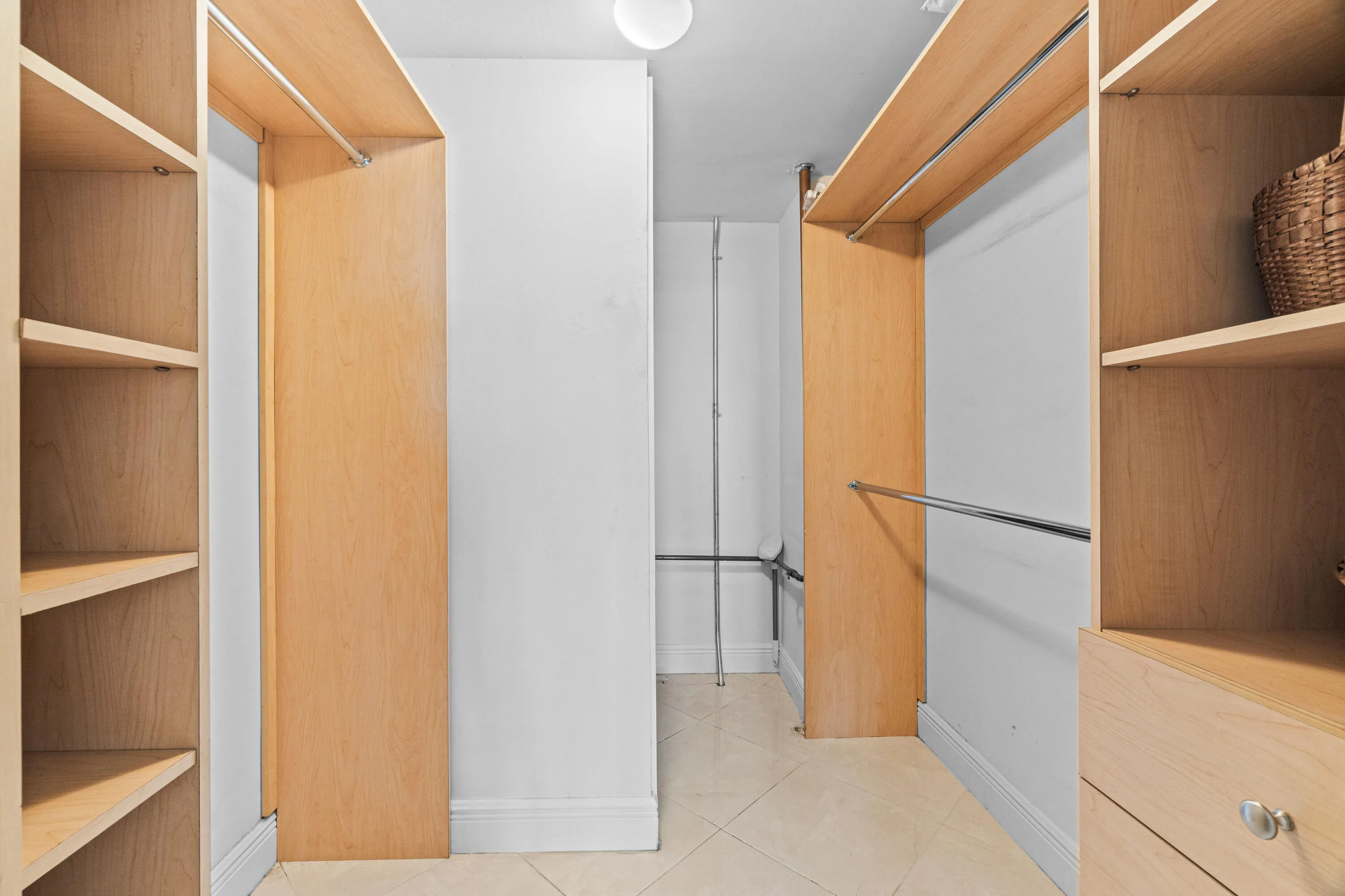 Walk-in Closet 2