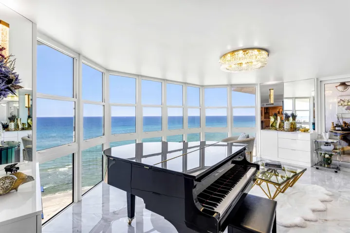 OCEANVIEW LIVING ROOM