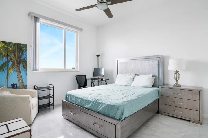 1551-N-FLAGLER-DR-LPH-11-33401-018