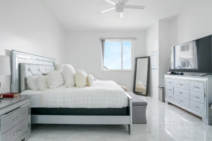 1551-N-FLAGLER-DR-LPH-11-33401-011