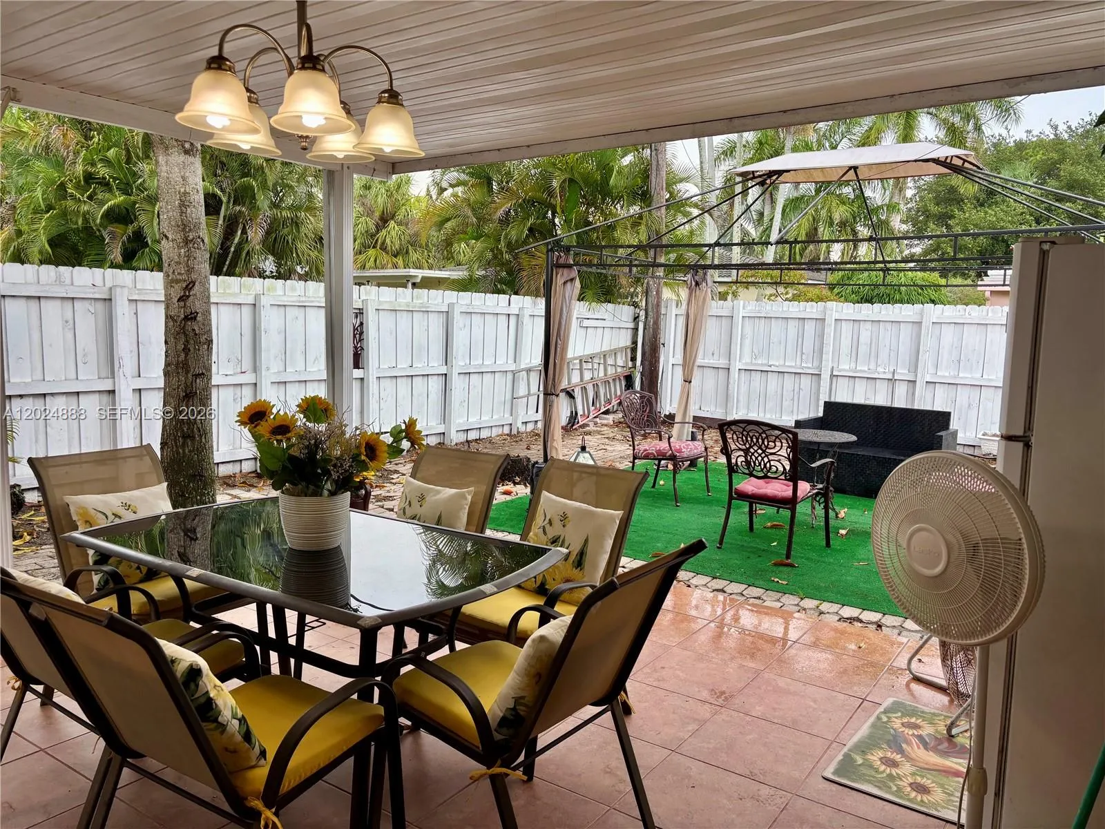 Patio outdoor kitchen
