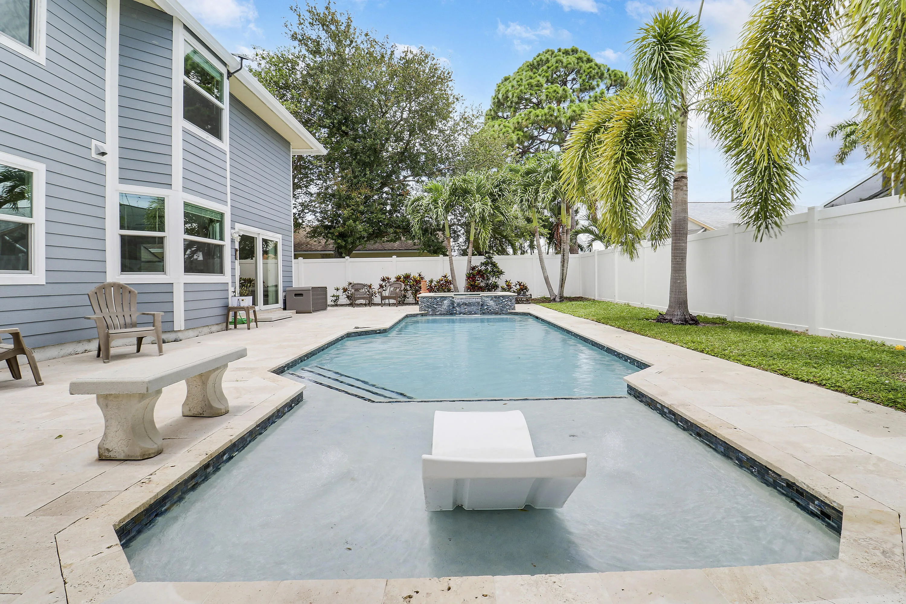 Beautiful Pool with Sun-Shelf