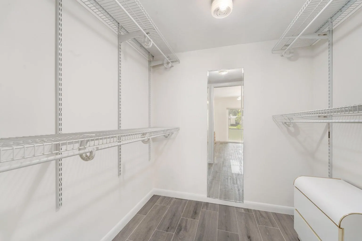 WALK IN CLOSET