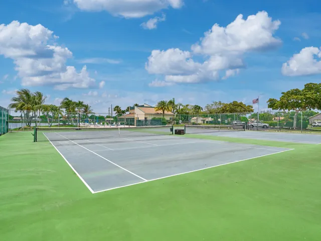 5197 Minto Rd Villa tennis courts
