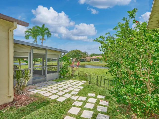 5197 Monto villa side patio and waterfro