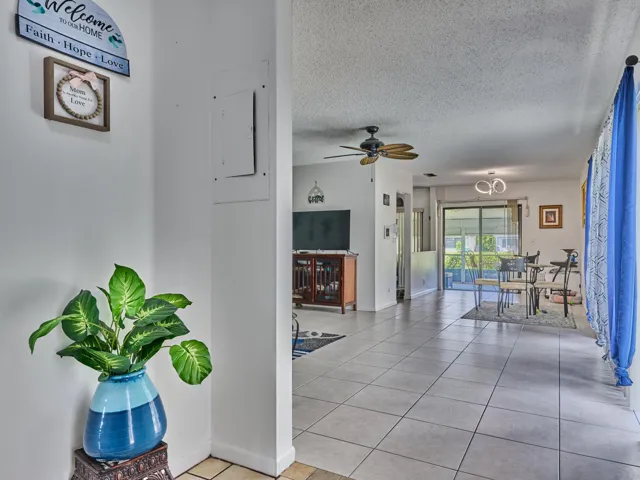 5197 Minto Villa entranceway view of din