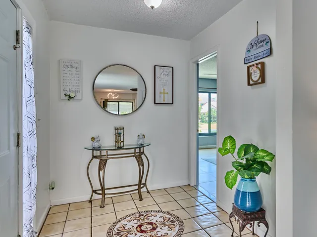 5197 Villa Interior Entranceway