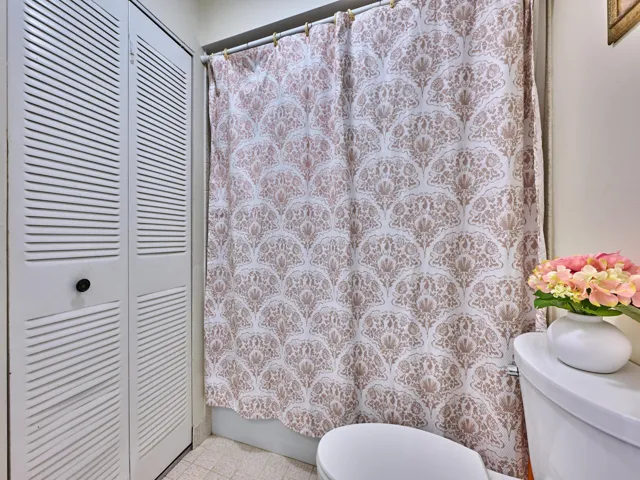 5197 Minto Rd Villa-Guest bathroom rever