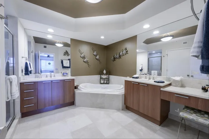 2650 Lake Shore Dr Unit 1602-large-024-0