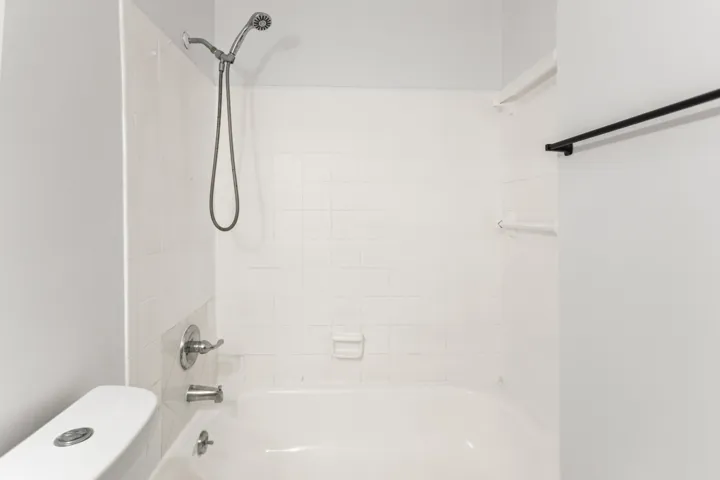 585A7610