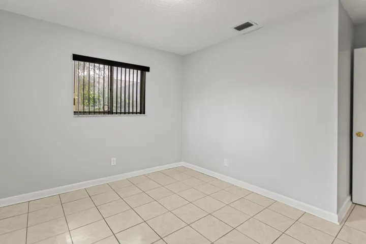 585A7637