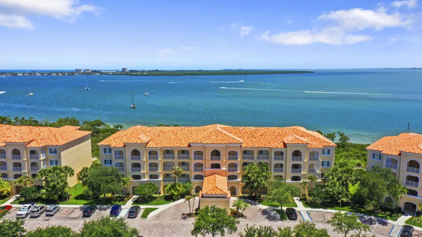Enjoy island life - restaurants, tiki bars, d'town FP, and the inlet/beaches are all within walking distance.