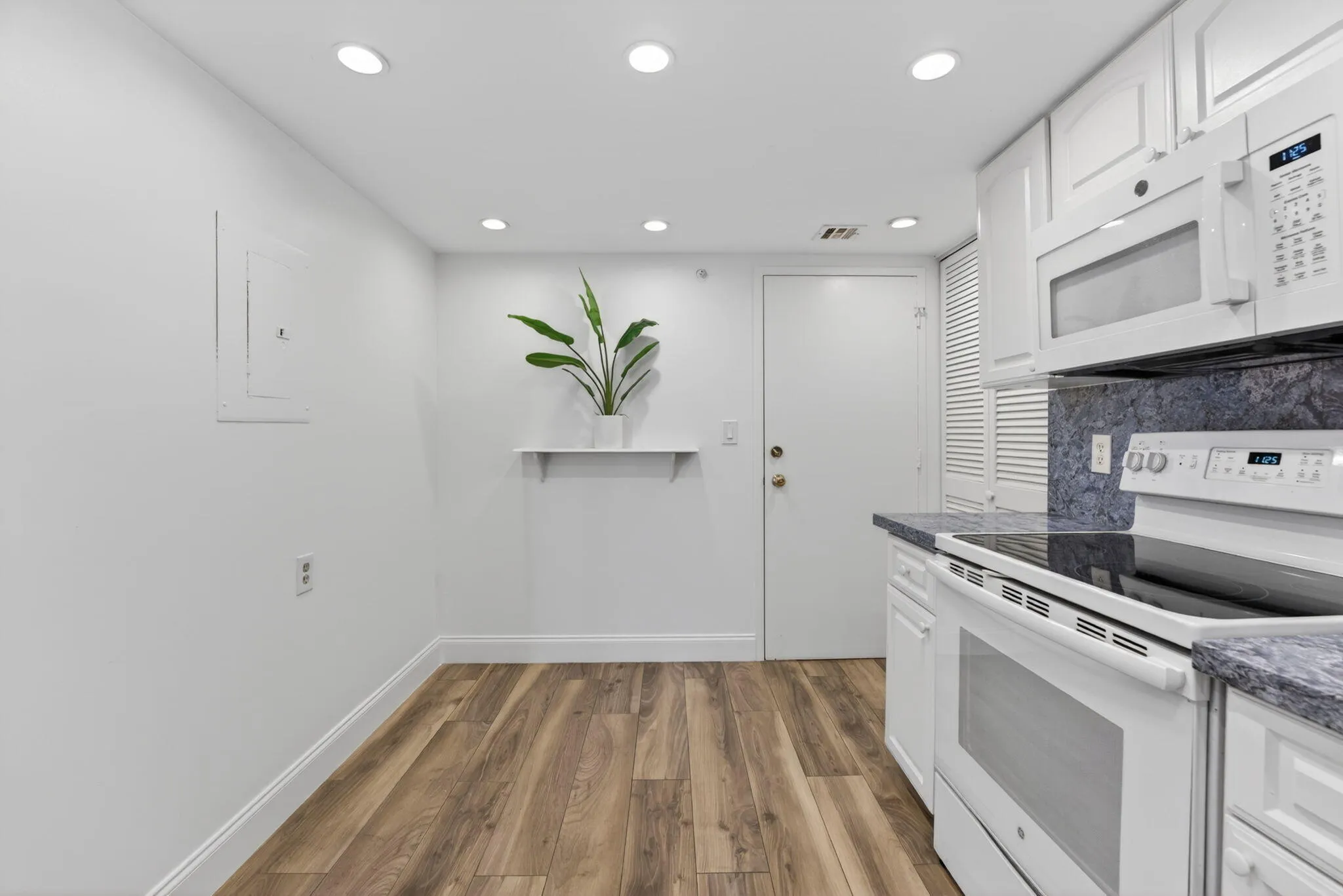 Eat In Kitchen
