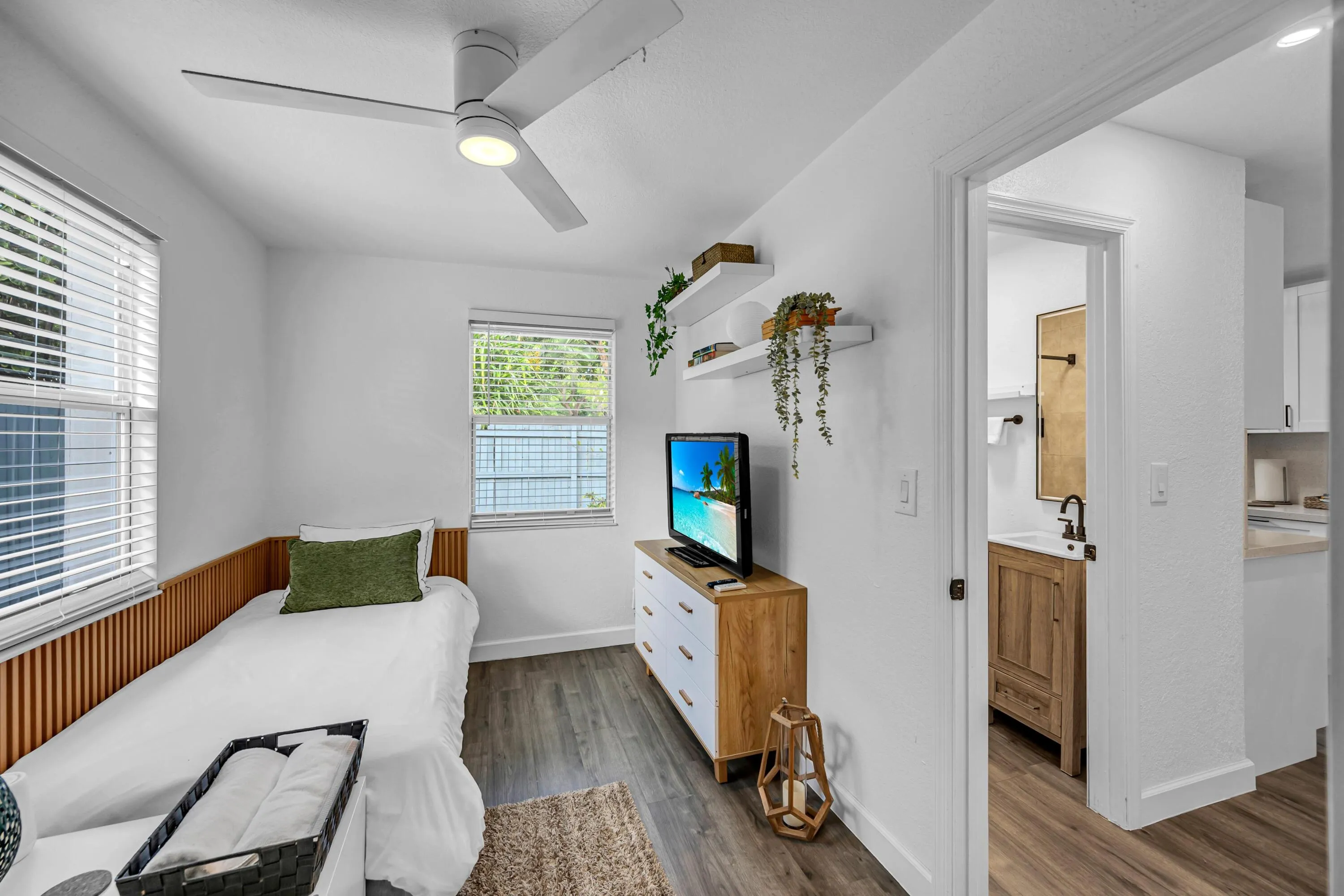 312 SW 12TH AVE--28