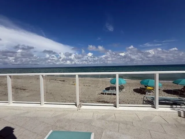 Pool deck glass railing