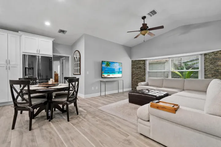 EAT IN/ FAMILY ROOM