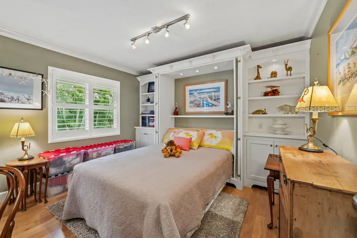 w/Murphy Bed