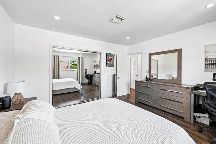 25-web-or-mls-NE 39th Ct-S2205-024