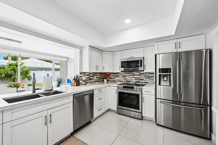 11-web-or-mls-NE 39th Ct-S2205-010