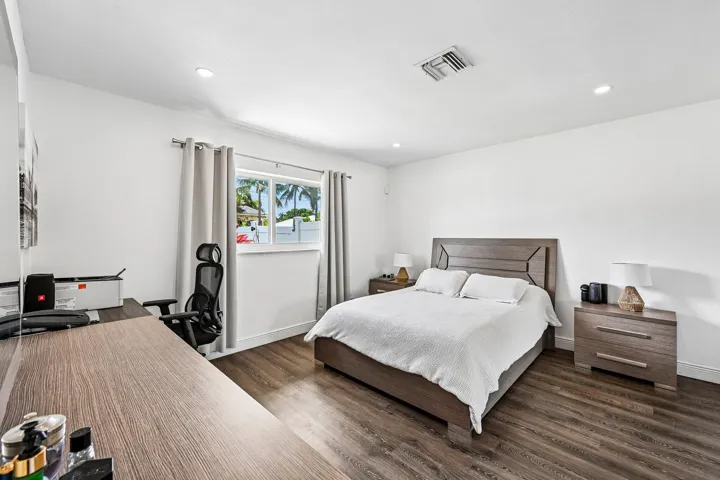 24-web-or-mls-NE 39th Ct-S2205-023