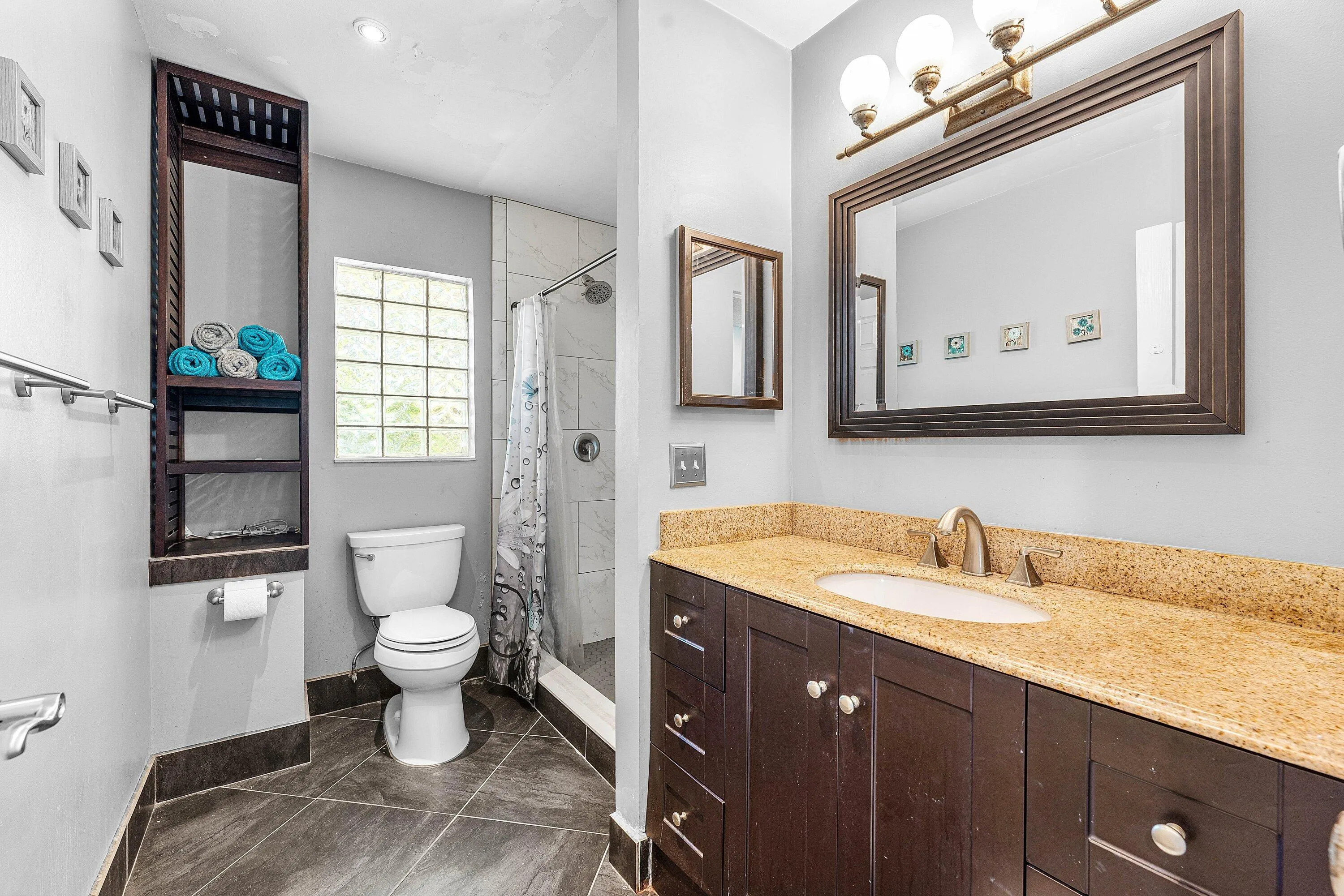 MASTER BATH, MAIN LEVEL