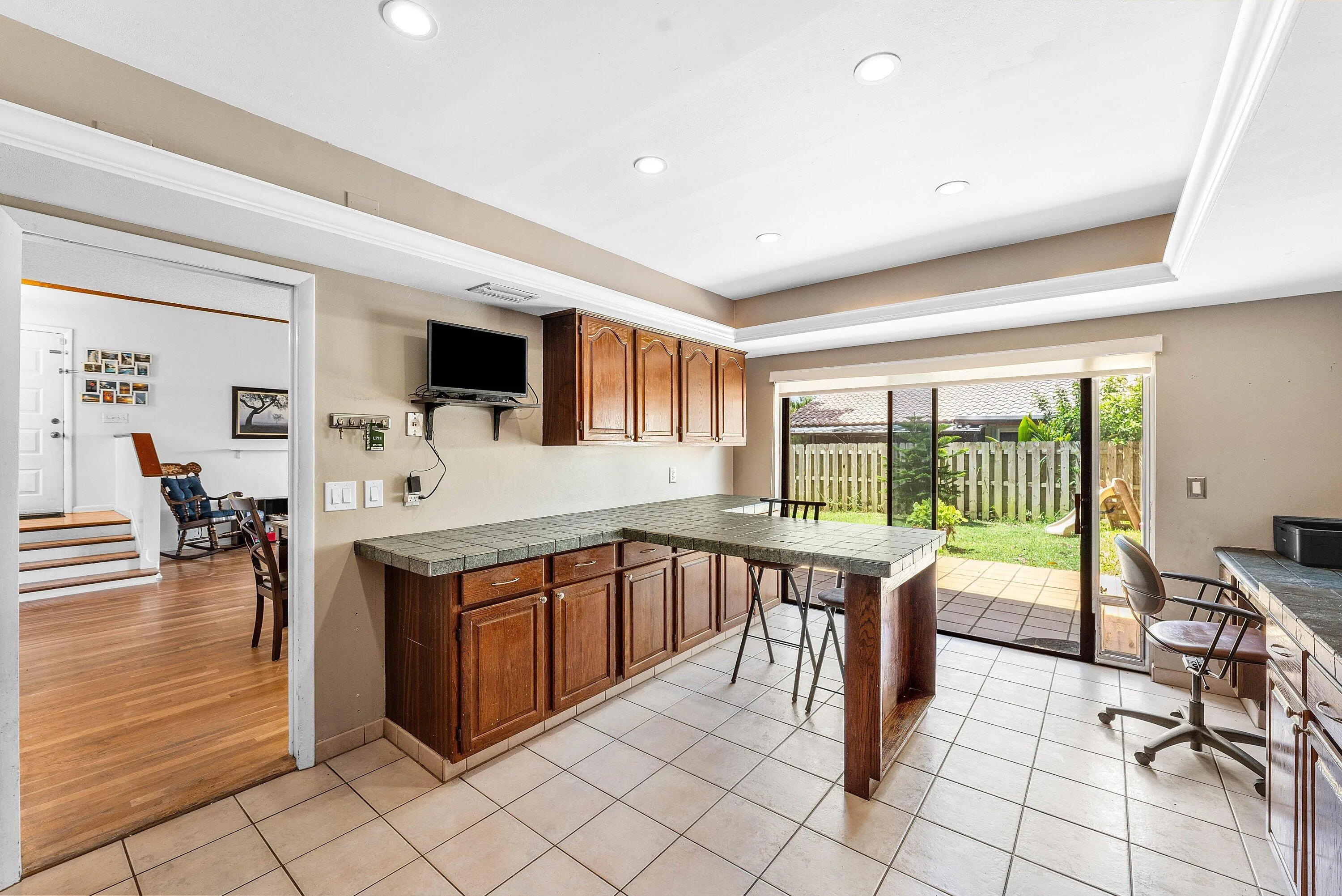 SLIDER FROM KITCHEN INTO BACKYARD