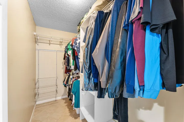 MASTER WALK-IN CLOSET
