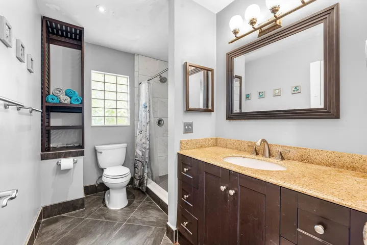 MASTER BATH, MAIN LEVEL