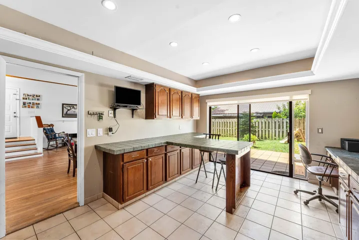 SLIDER FROM KITCHEN INTO BACKYARD