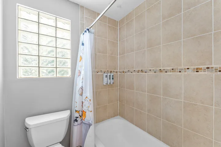 MAIN BATHROOM, TUB/SHOWER, 2ND LEVEL