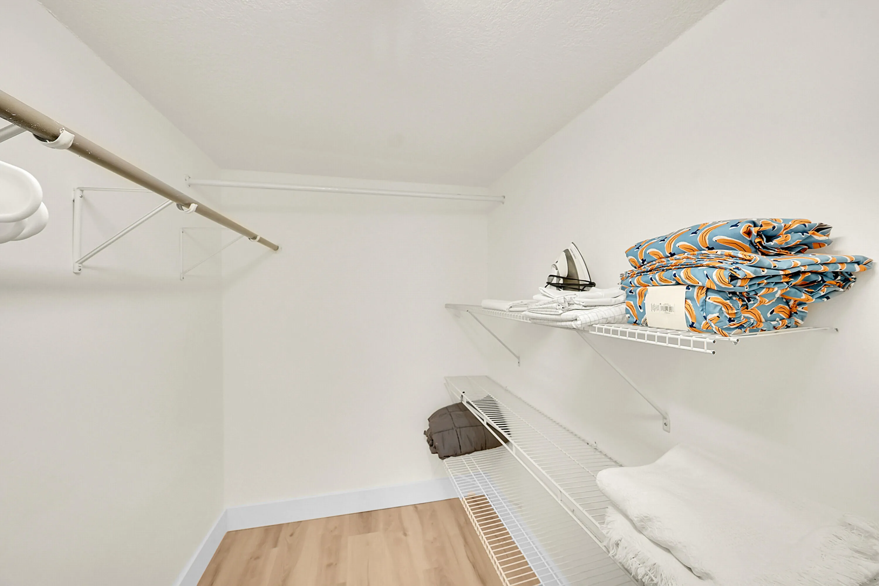 17_walk-in closet