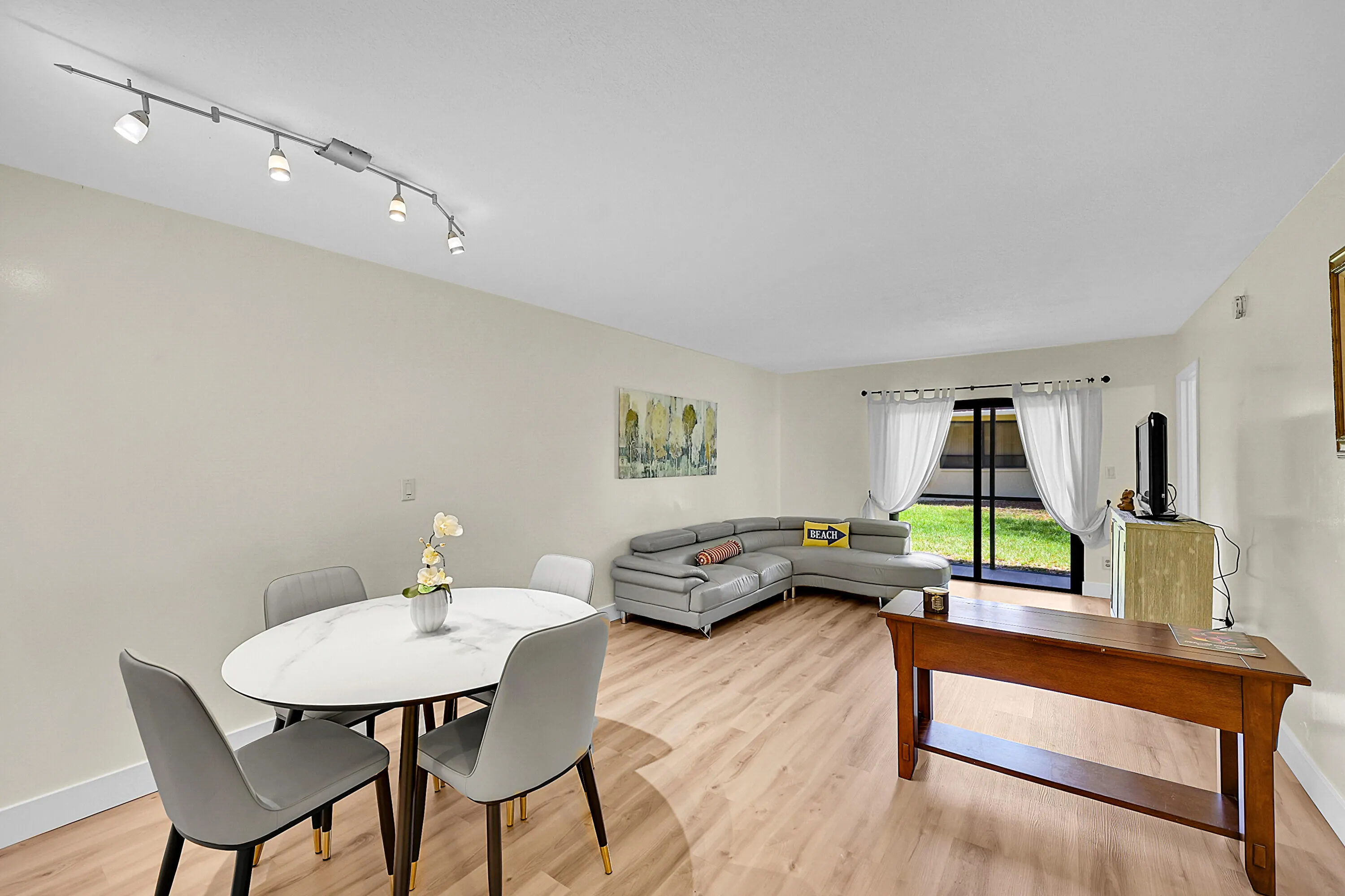 10_dining area