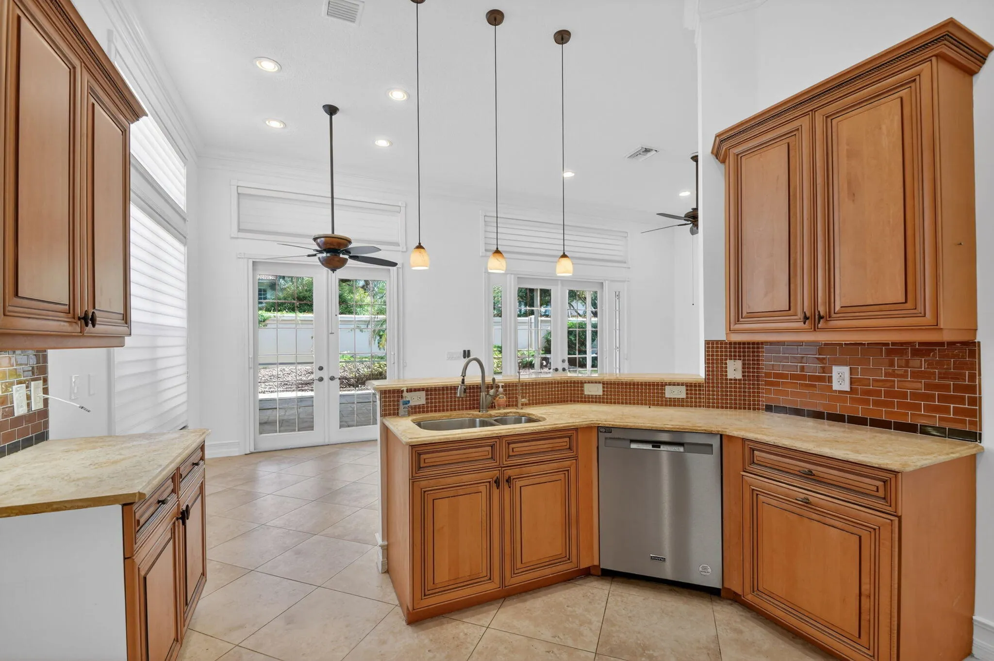 Kitchen & Breakfast Area