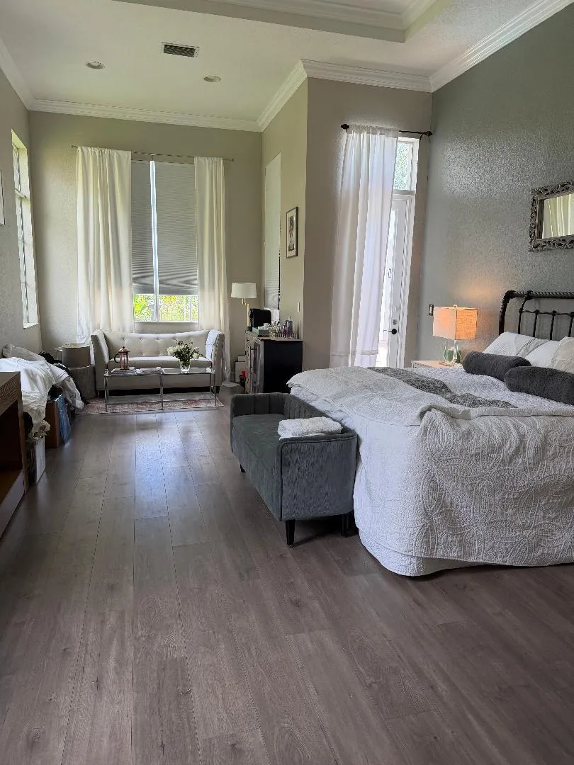 MASSIVE PRIMARY BEDROOM WITH LARGE SITTING AREA AND AESS TO THE POOL