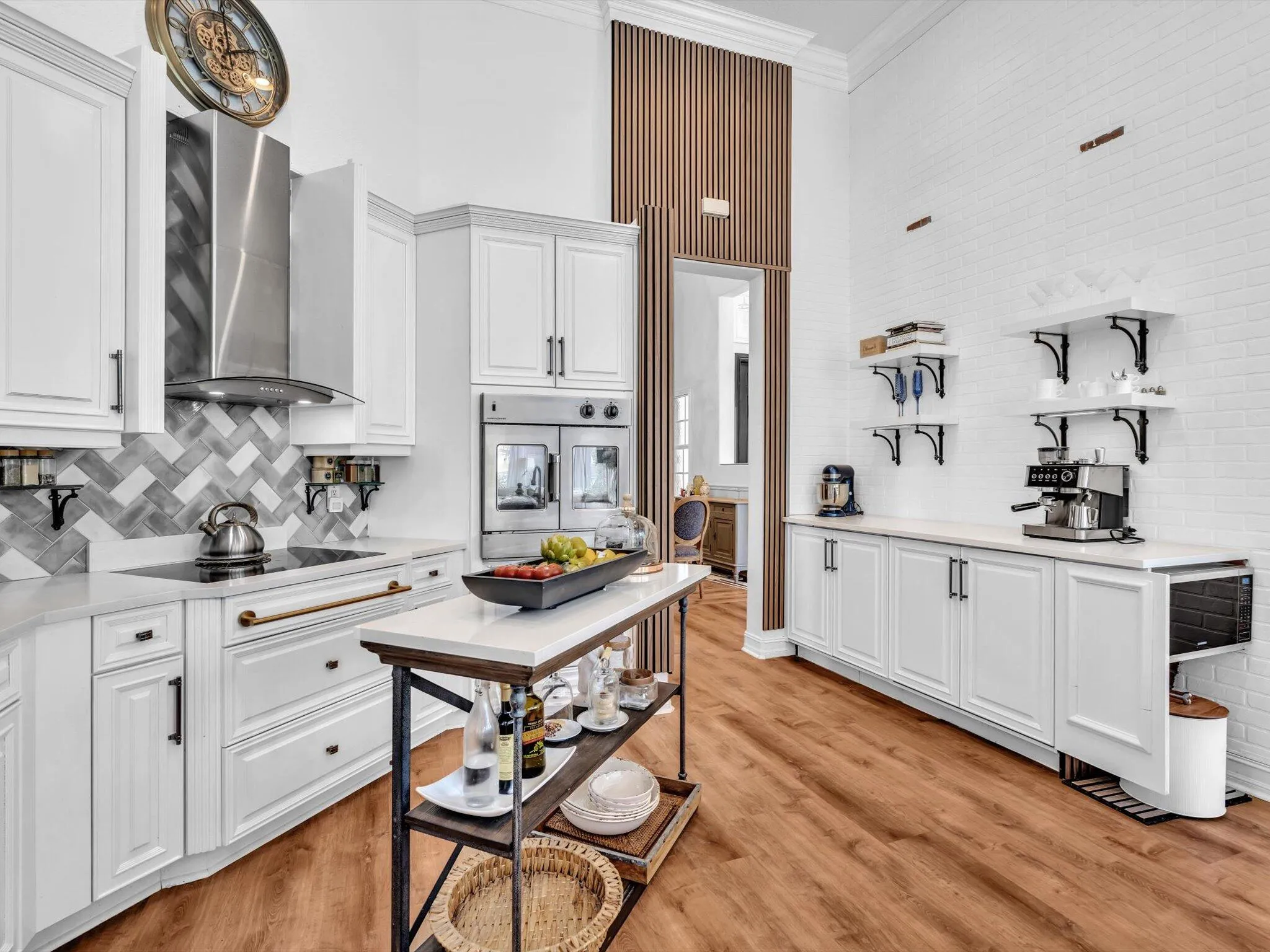 THAT GREAT AREA ON THE RIGHT IS THE BAKING STATION!