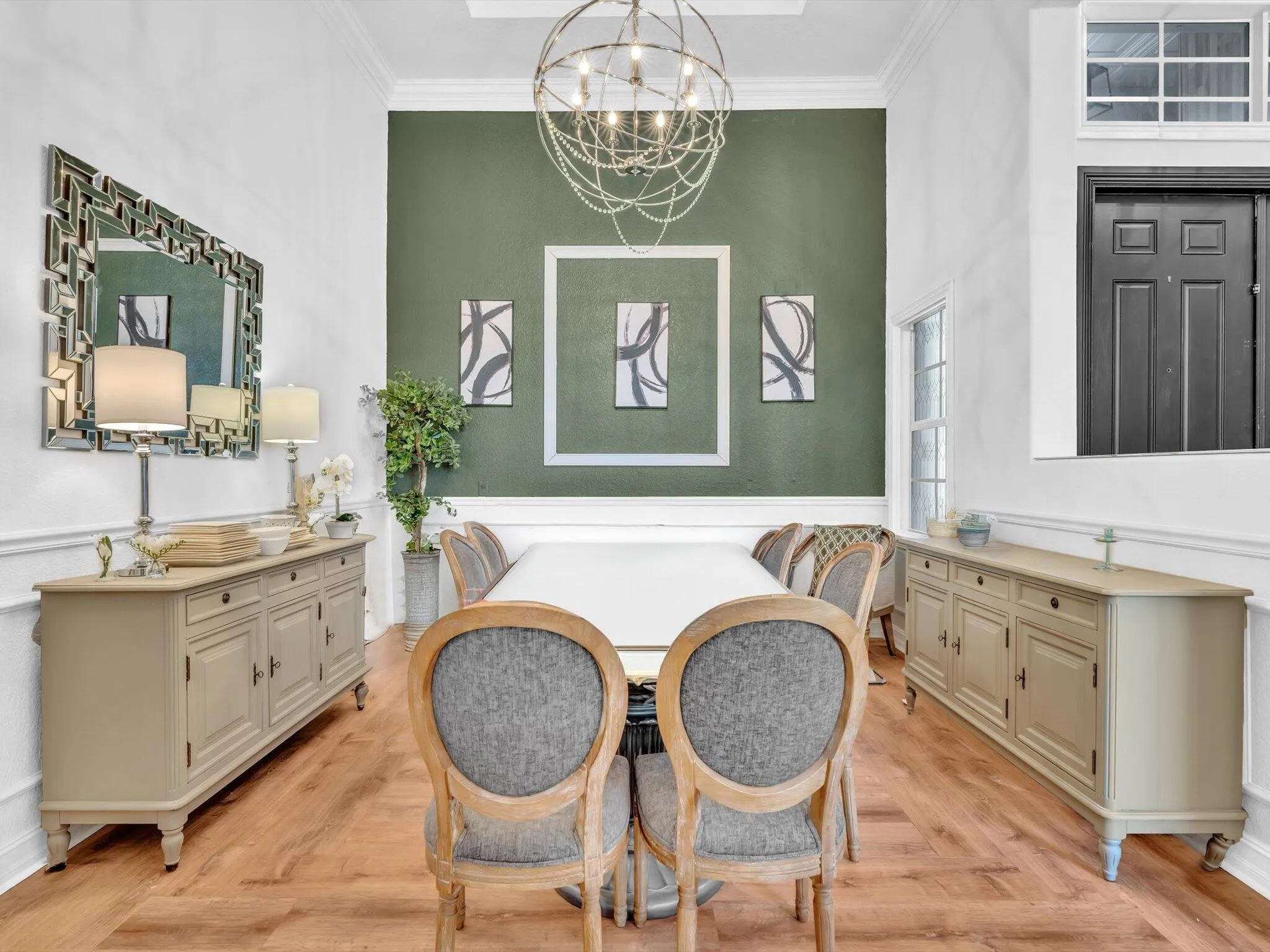 FORMAL DINING ROOM THAT EXTENDS TO SEAT 20 FOR THOSE SPECIAL HOLIDAY DINNER OCCASSIONS!